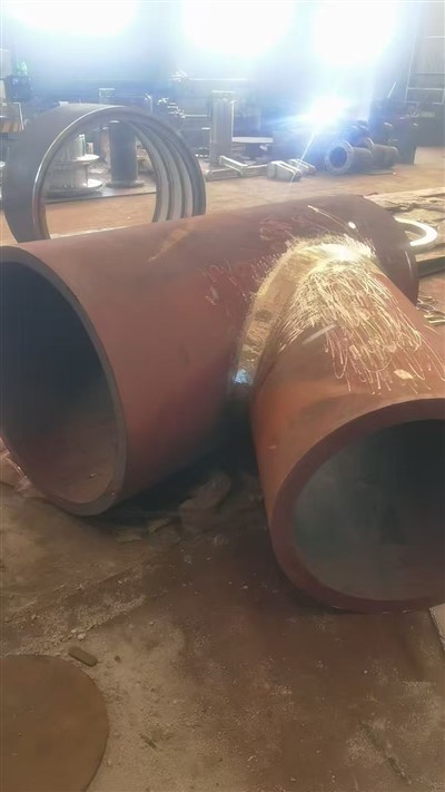 711 × 610 × 52 T-kratnik tipa Y- z debelimi-stenami iz ogljikovega jekla, varjen